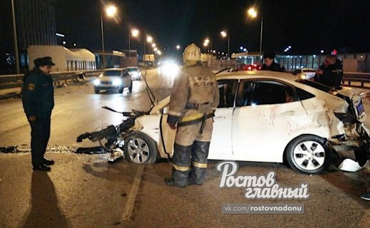 Вечером 3 марта за Ворошиловским мостом произошло ДТП, по словам очевидцев, автомобиль врезался в отбойник.