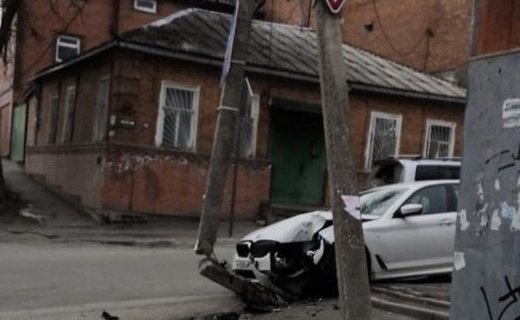 В переулке Крепостном произошло ДТП, автомобиль БМВ врезался в столб электропередач, в результате целый район остался без электроэнергии.