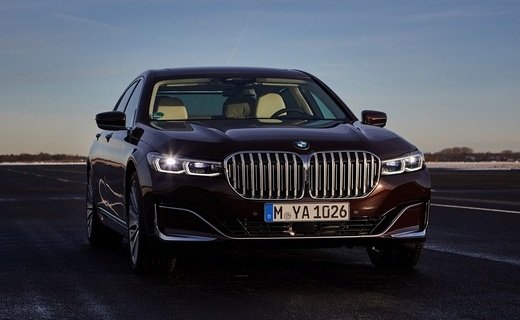 Компания BMW, в январе обновившая седан 7-й Серии, подробно рассказала гибридной модификации новинки